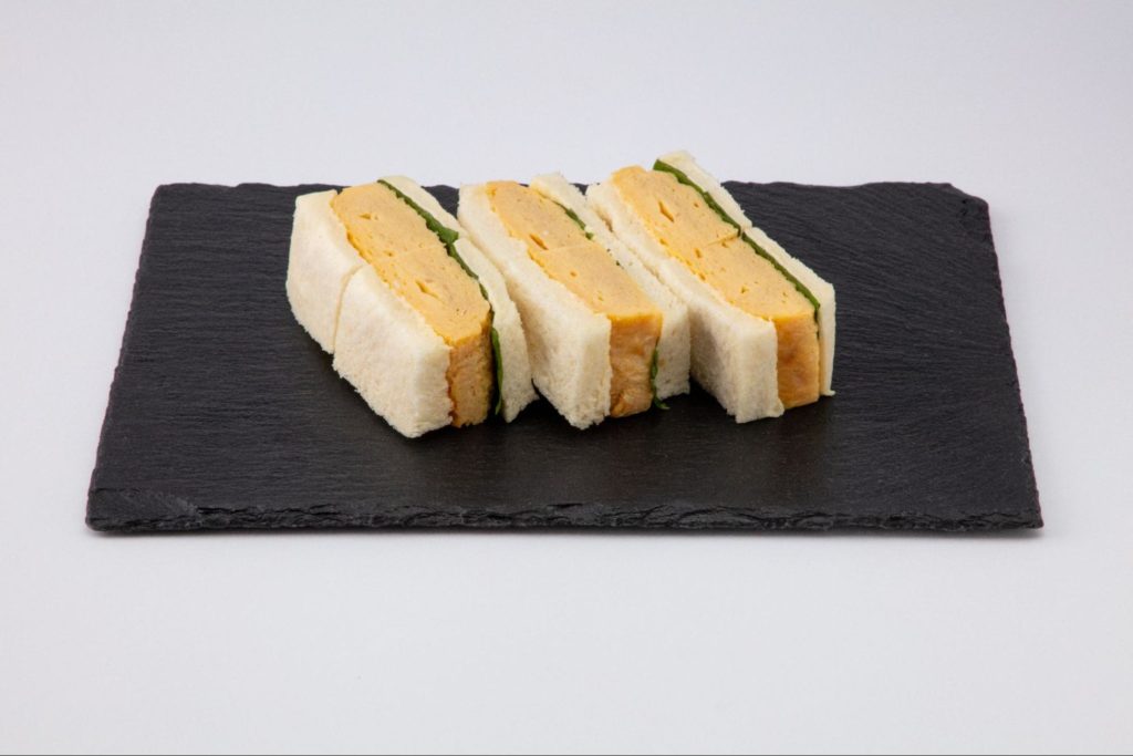 卵屋さんの厚焼きサンドには大葉やオリジナルソースが使われている。