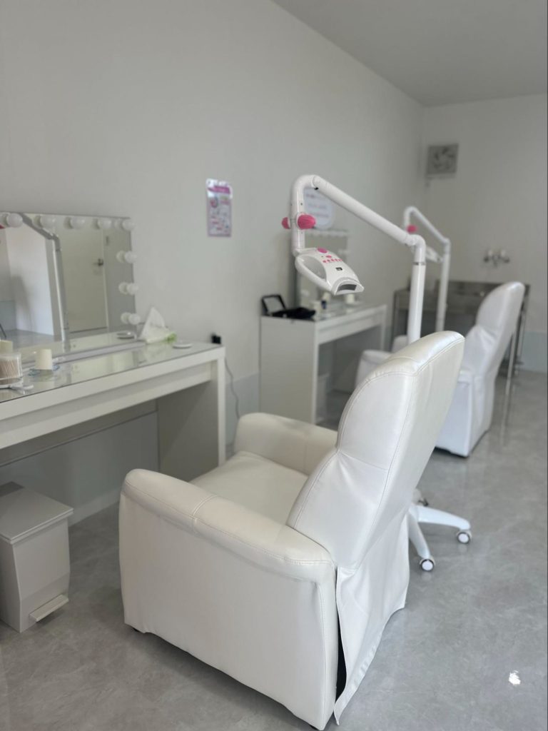 白を基調としたサロン内