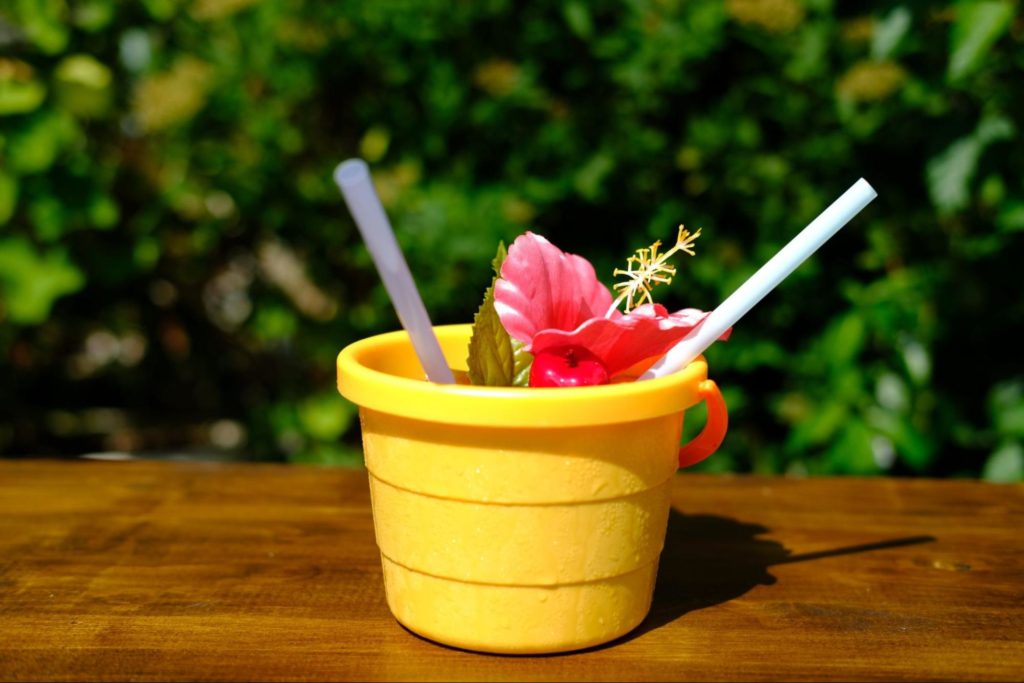 鮮やかな容器に入ったバケツカクテル