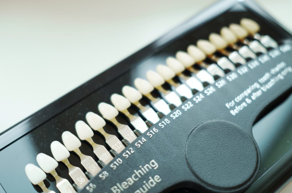 歯の白さをチェックできる道具