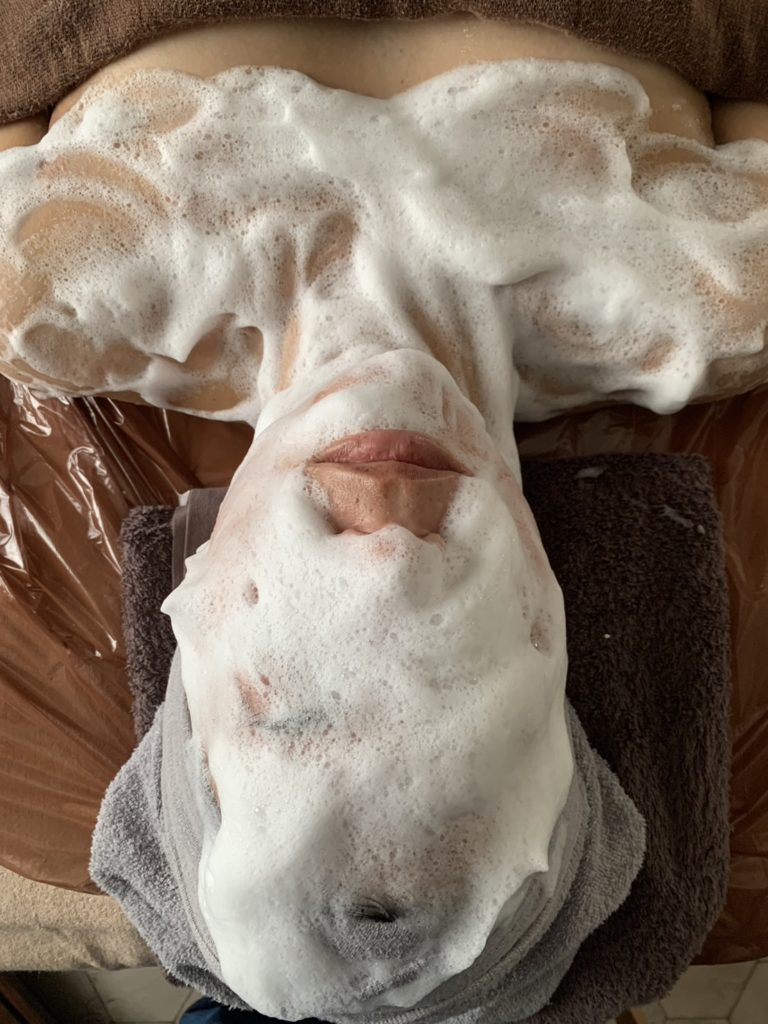 デコルテまでケアできるフェイシャルメニューも人気