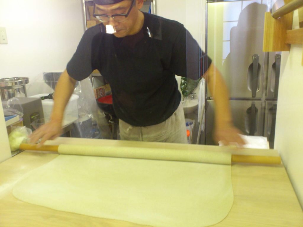 店主が蕎麦を手打ちしている様子
