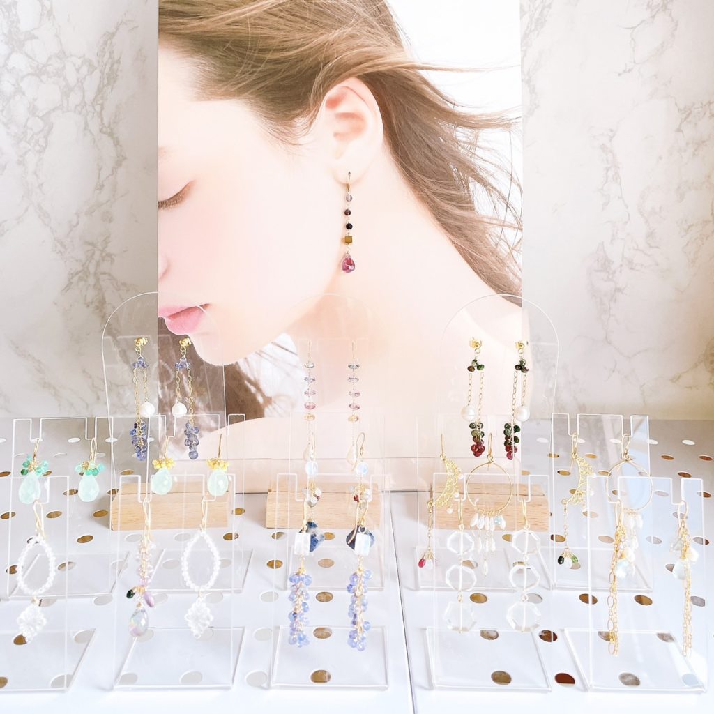 店内に並ぶ可愛らしいピアス