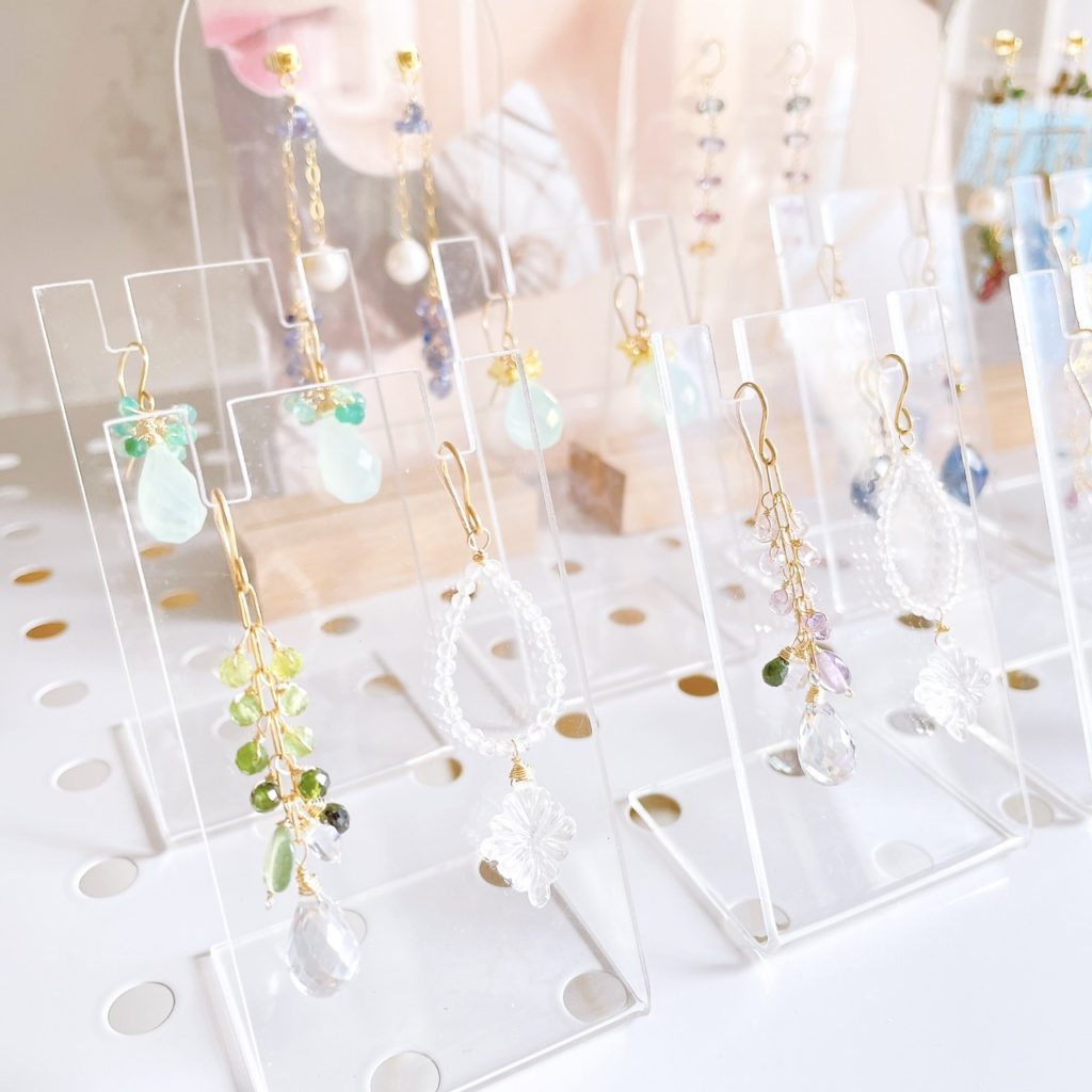 店内のアイテムを眺めて、オーダーメイドの参考にする人も