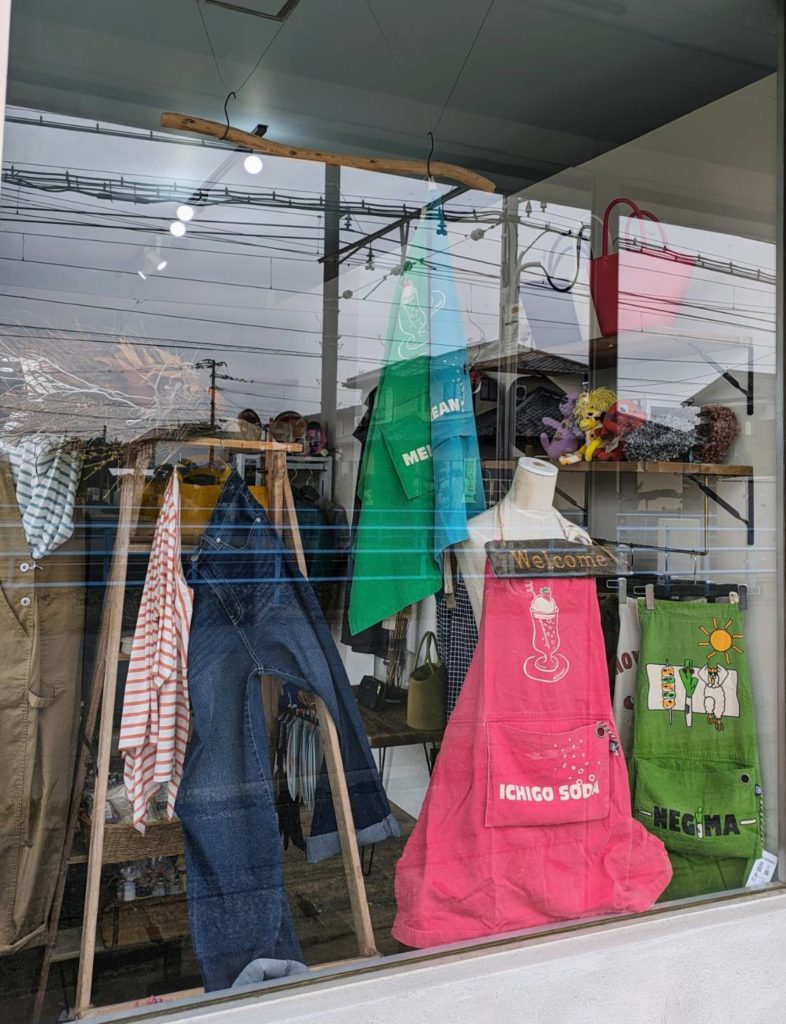 お店のショーウィンドウ