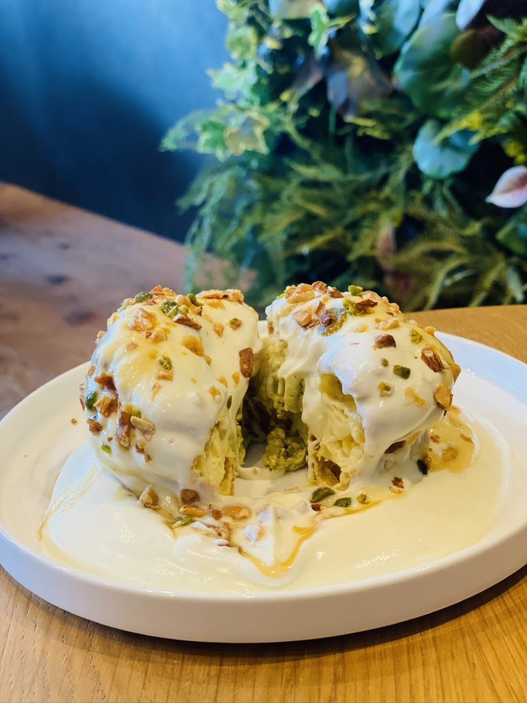 フィルムを流すとクリームが流れるパリブレスト