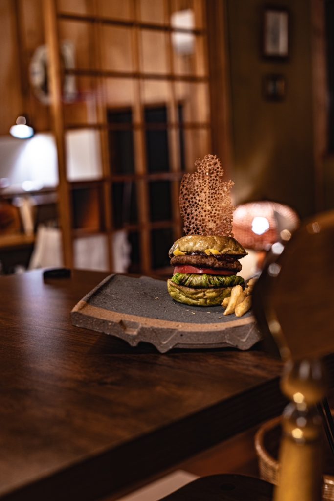 瓦そばをイメージしたハンバーガー