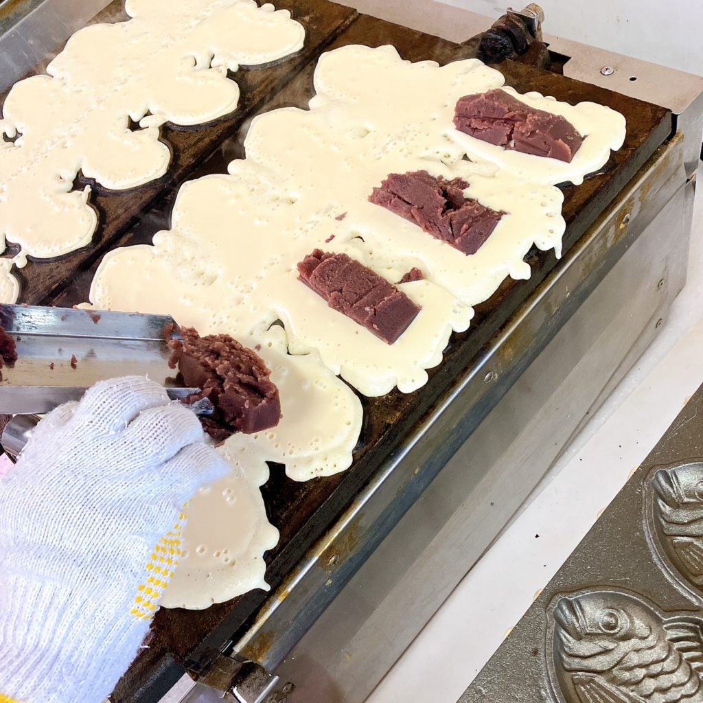 餡子を詰めている様子