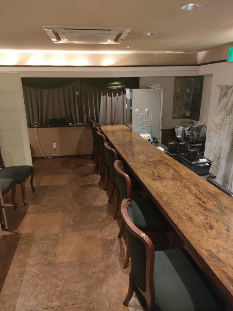 落ち着いたカウンター席