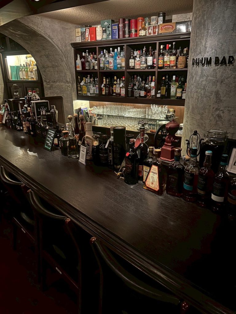ラム酒専門の隠れ家バー