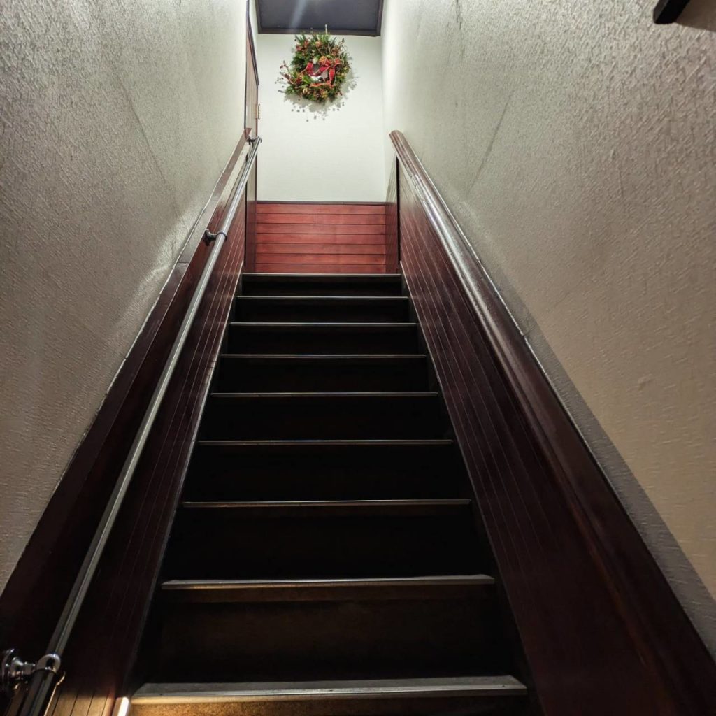 スナックのある2階へと続く階段