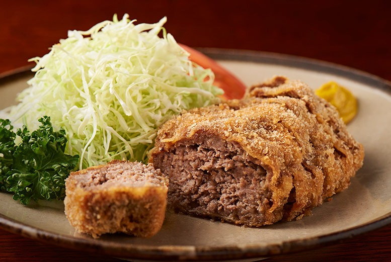 定番メニューのメンチカツ