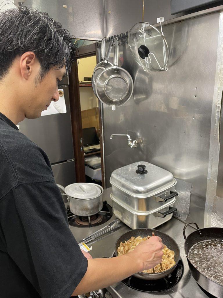 丁寧に仕込む厨房スタッフ