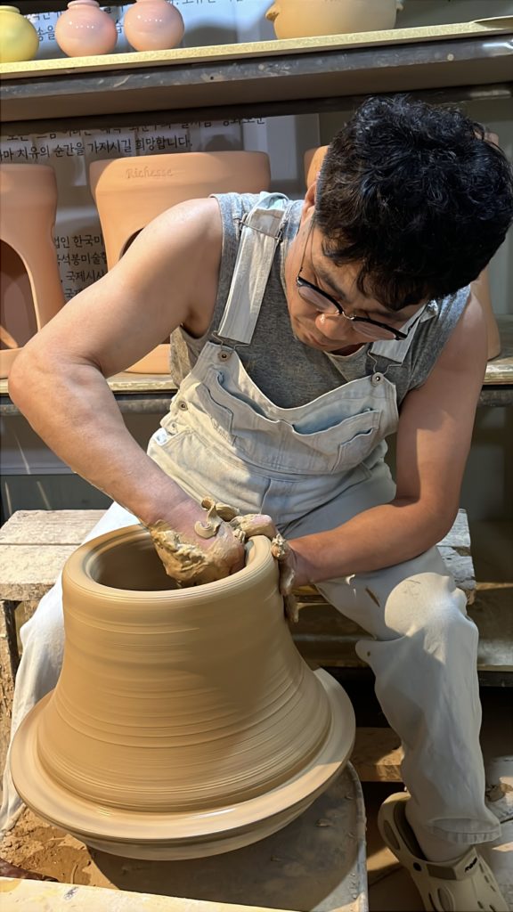 美術品を手掛ける熟練の職人が制作する「Richesse」の座器