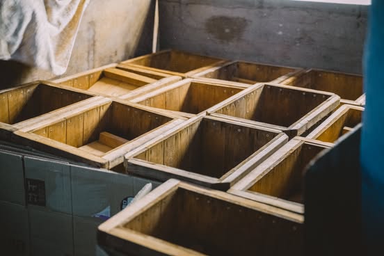 蒸した茶葉を桶詰し、山間に置きます