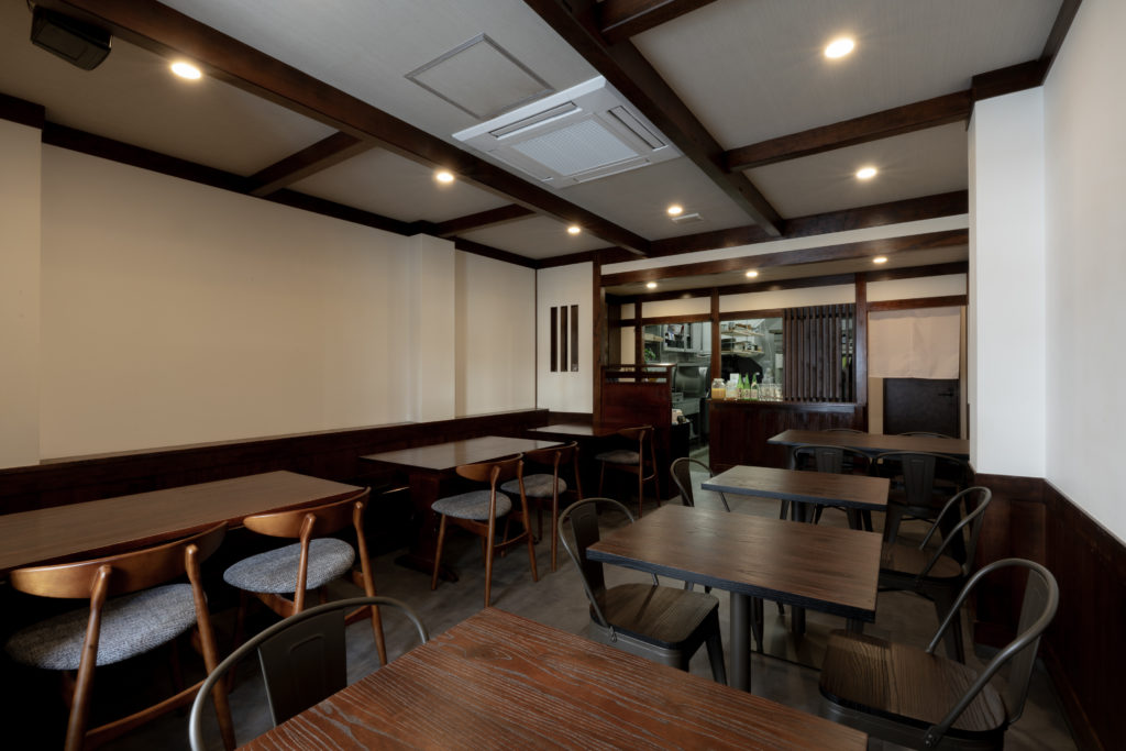 木のぬくもりを感じられる店内