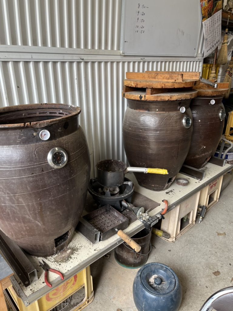 専用のツボでじっくり焼く芋