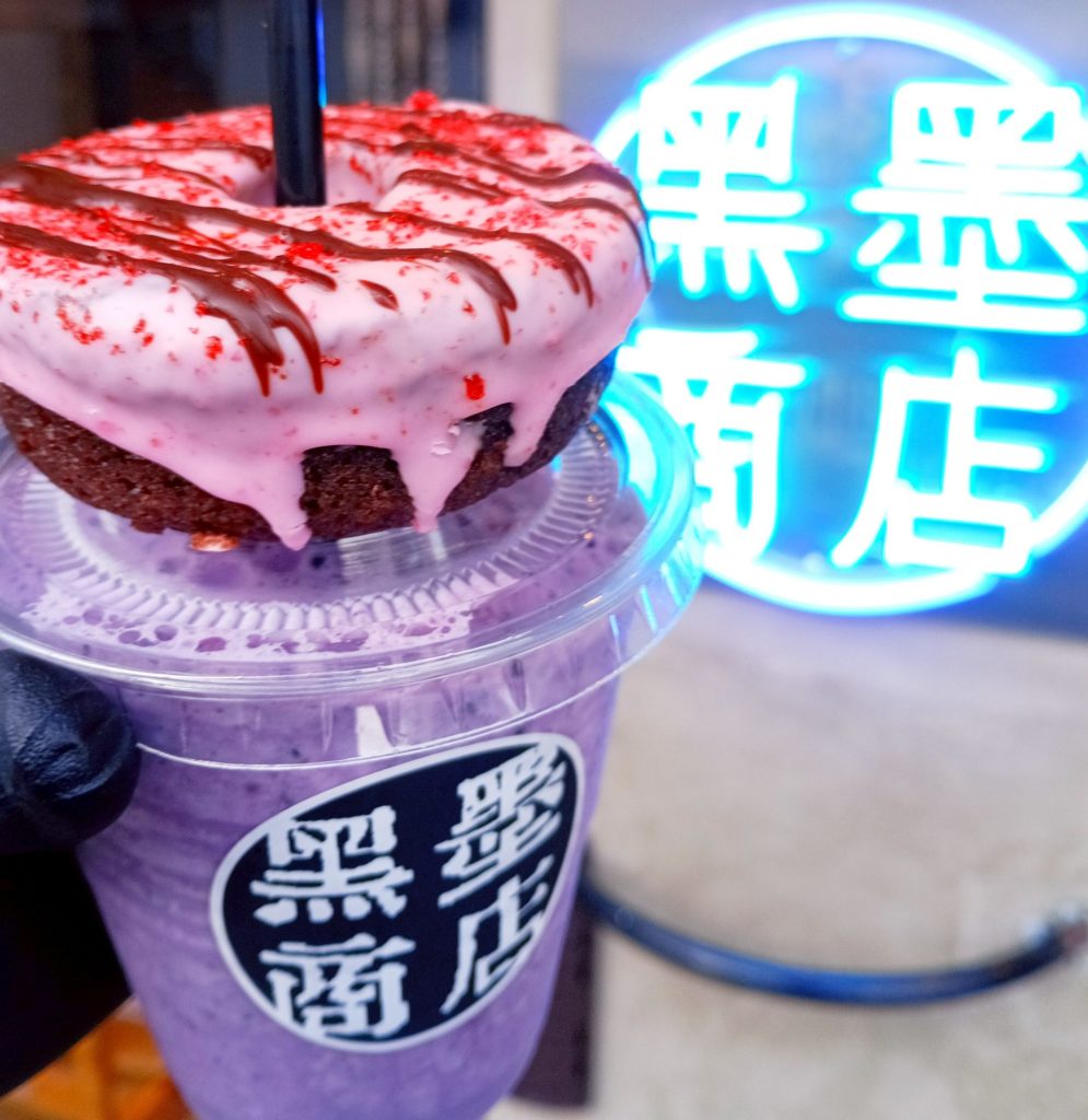 ドーナッツを乗せたドリンク