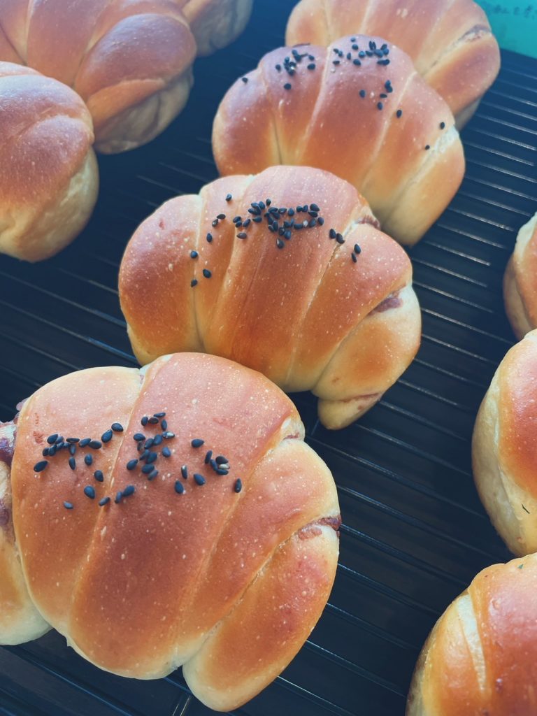 季節によるアレンジが加わった塩パン