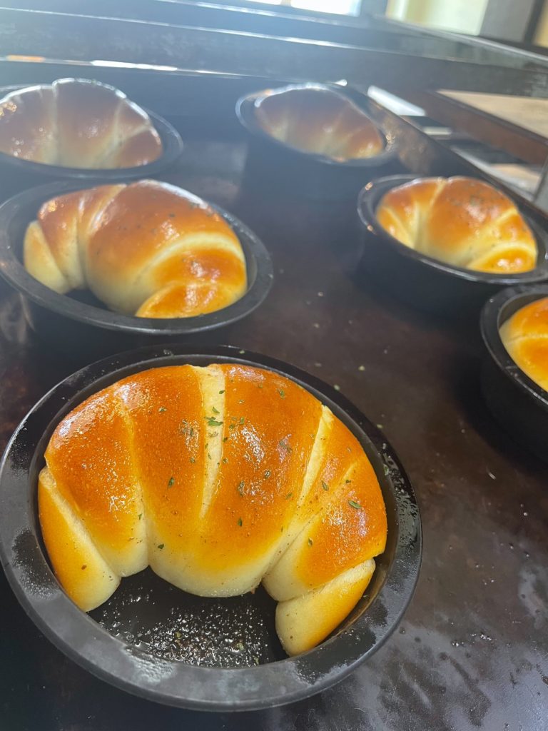 型に入れて焼かれている塩パン