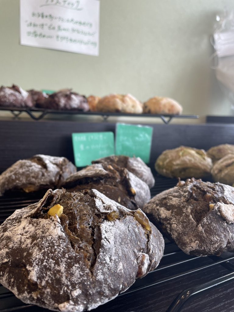 ハード系から菓子までさまざまな商品を販売するパン屋