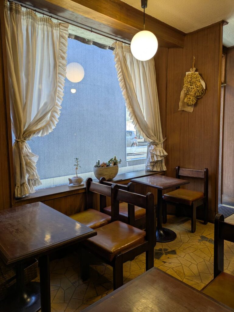 レトロな落ち着いた雰囲気のカフェ