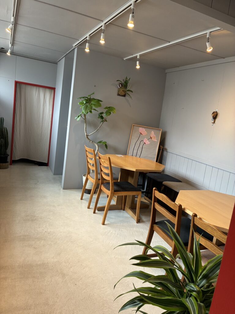 おしゃれなテーブルと椅子のあるアカリスタンド