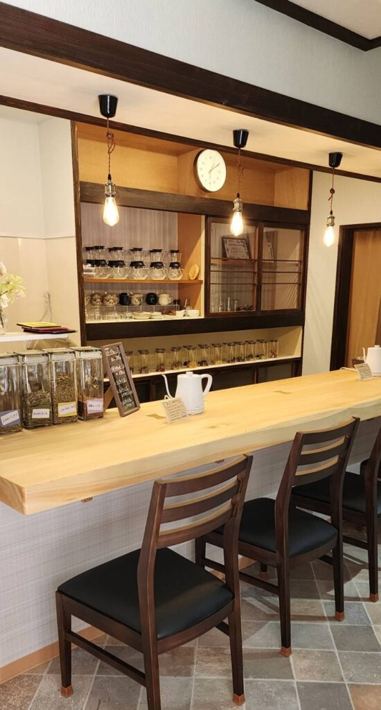 カウンター席6席のみのハーブティカフェ