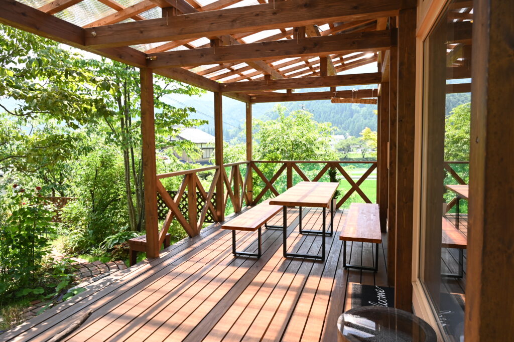 風の心地よいテラス席