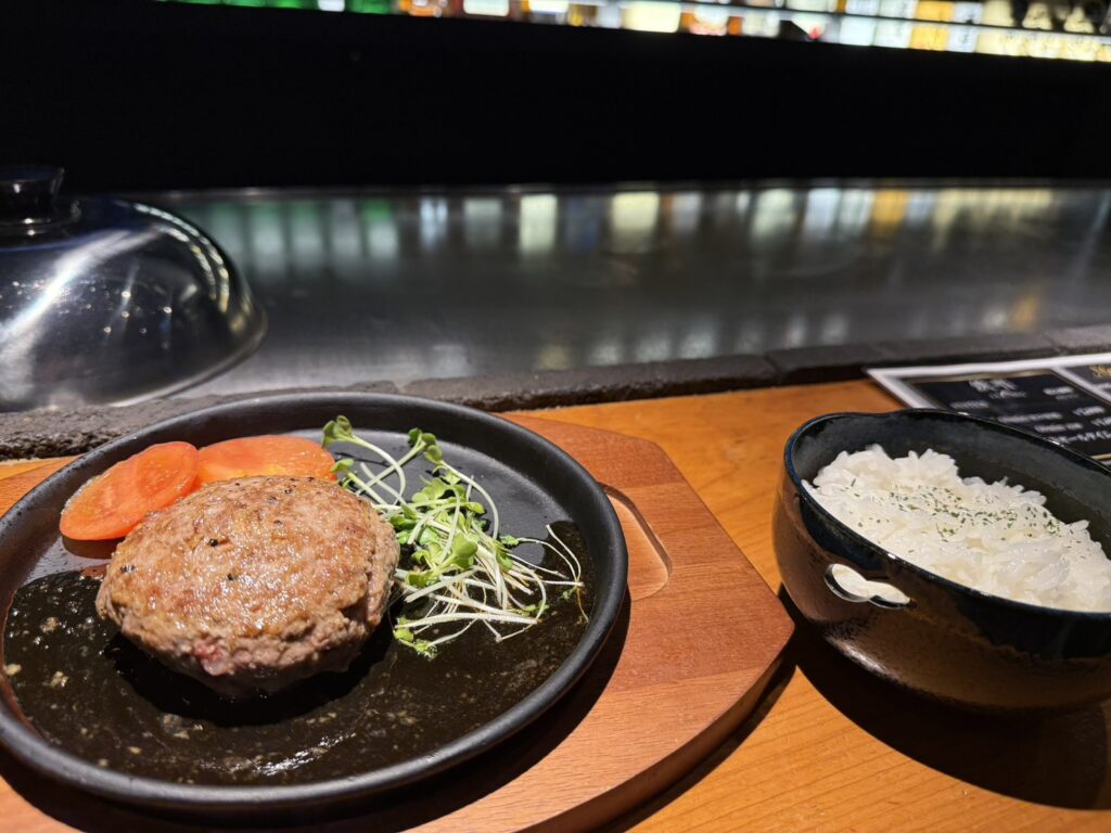 看板メニューの「鉄唱ビーフハンバーグ」