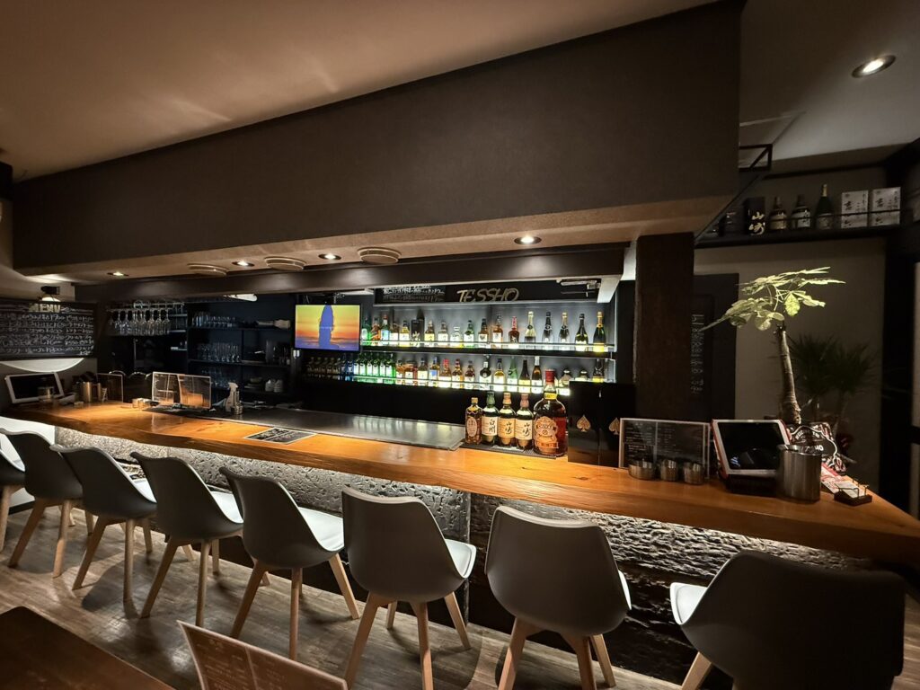 鉄板焼き&カラオケバー「鉄唱」の内装