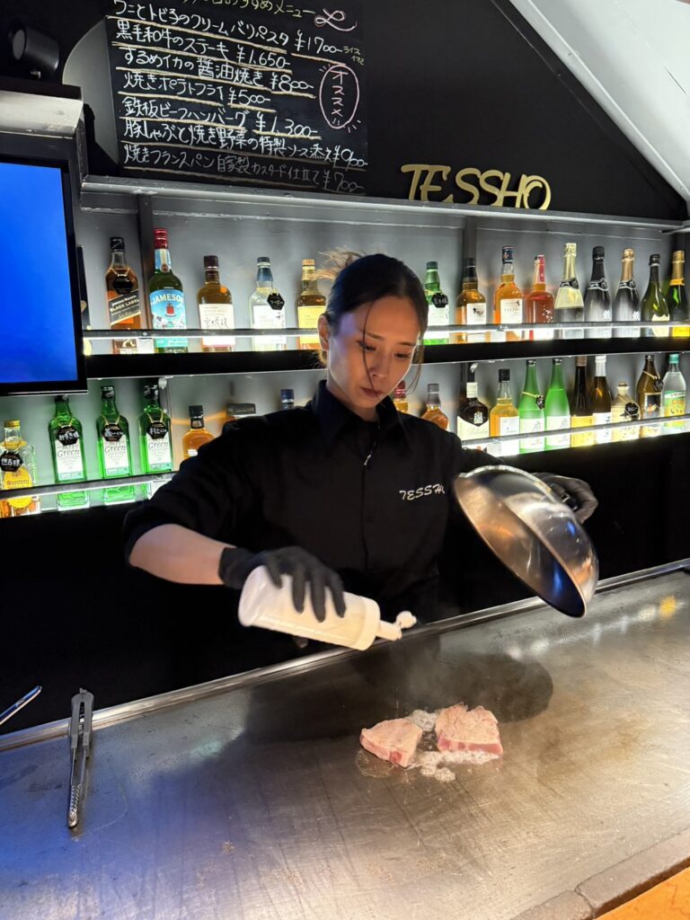 鉄唱の本格的な鉄板で焼く肉