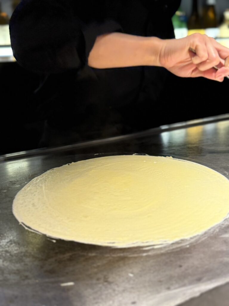 甘さ控えめのもちもち生地が魅力のクレープ