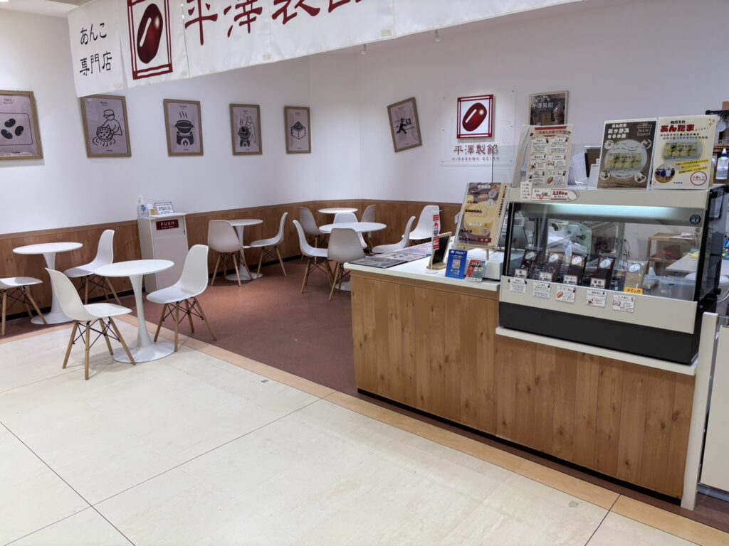 エスモールの1階、スーパー「アオキ」さんの隣に位置する店舗は、イートインスペースも完備