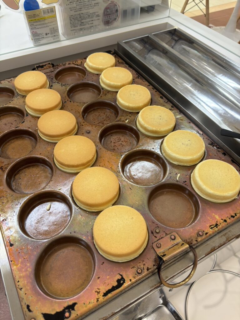 店頭で焼き上げられる「平澤焼き」