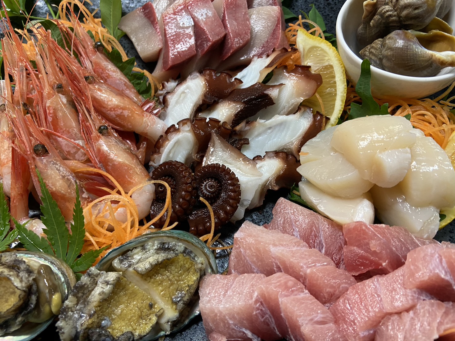 イカエビタコなど新鮮な魚介が満載